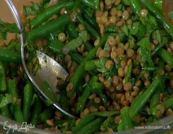 Отваренную стручковую фасоль разрезать пополам, добавить к чечевице, слегка поперчить и перемешать салат.