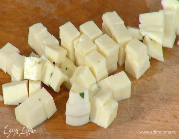 Рассольный сыр нарезать небольшими кубиками и посыпать салат.