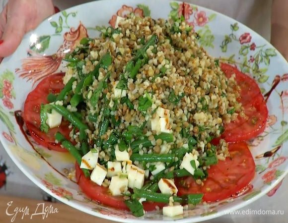 Сверху сбрызнуть салат оставшимся дошабом.