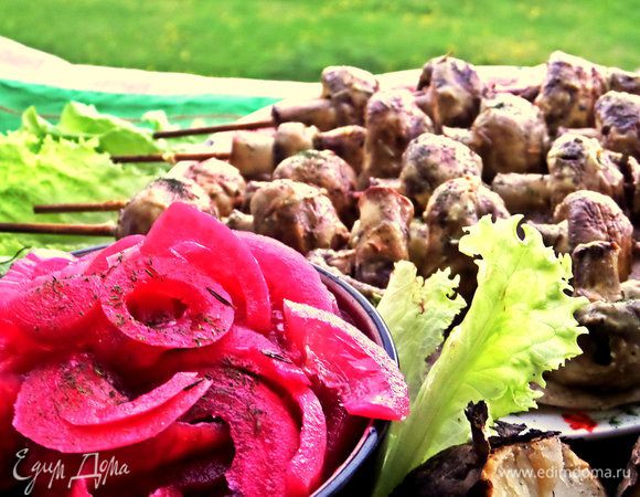 Удачно сочетается лучок с запечёнными грибочками: http://www.edimdoma.ru/retsepty/74990-shashlyk-griby-v-smetane