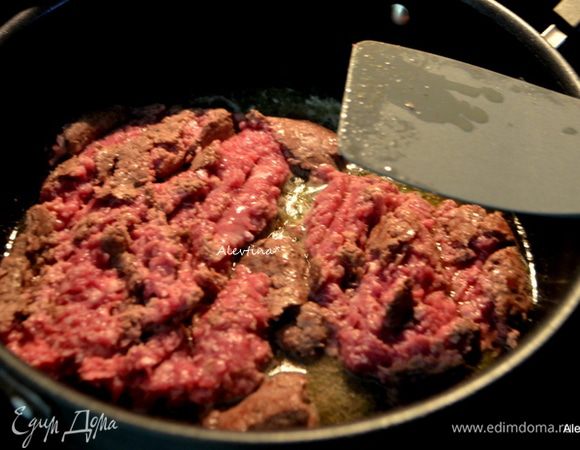 Сливочное масло растопить, добавить оливковое масло, фарш.  Обжаривать до коричневого цвета или 8 мин, посолить.