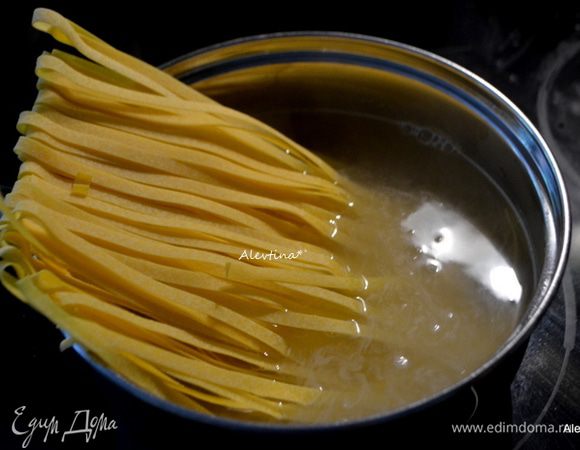 Отварить пасту. Воду слить, отставить 1 стакан.