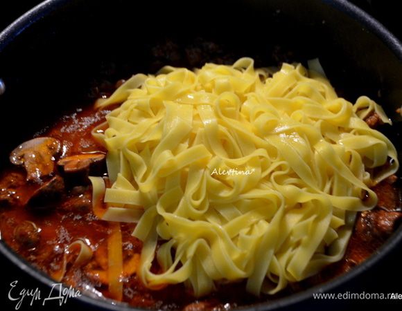 Сковороду вернуть на огонь, добавить пасту и отставленный 1 стакан воды. Перемешать все и все вместе подогреть.