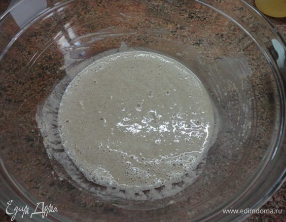 Начнем с опары. Для это в 200 мл теплой воды развести дрожжи и добавить пшеничную муку. Оставить в теплом месте, чтобы опара увеличилась вдвое.