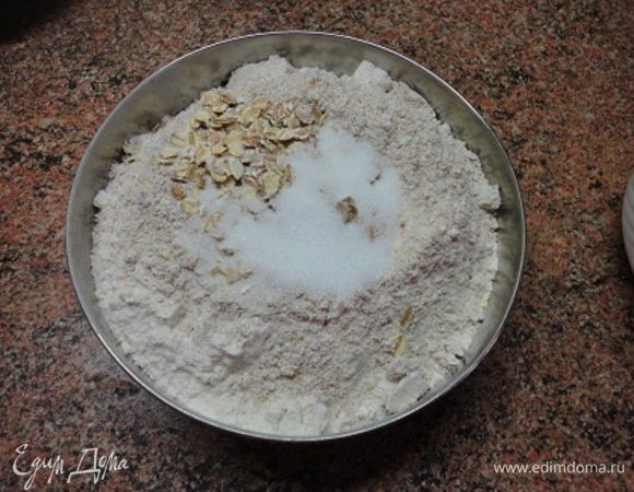 Взвешиваем и смешиваем все сухие ингредиенты.