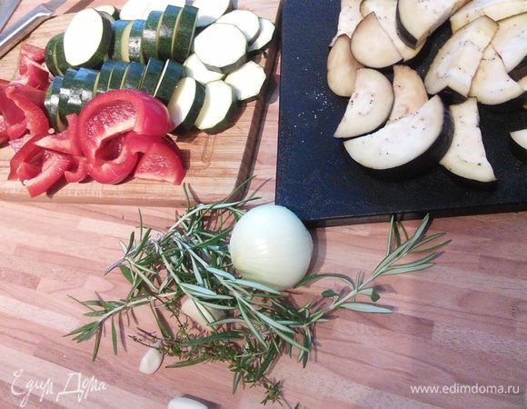 Баклажан и цукини порезать полукольцами и кружочками, перец на кусочки. Если хотите, можете посолить баклажан и оставить на 10 минут, чтобы ушла горечь, затем промокните их салфеткой. 
