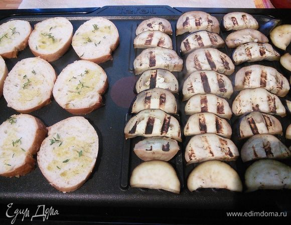 Выложить гренки на гриль или запечь в духовке. Охладить на решётке. Овощи, как я уже писала выше можно приготовить разными способами. 