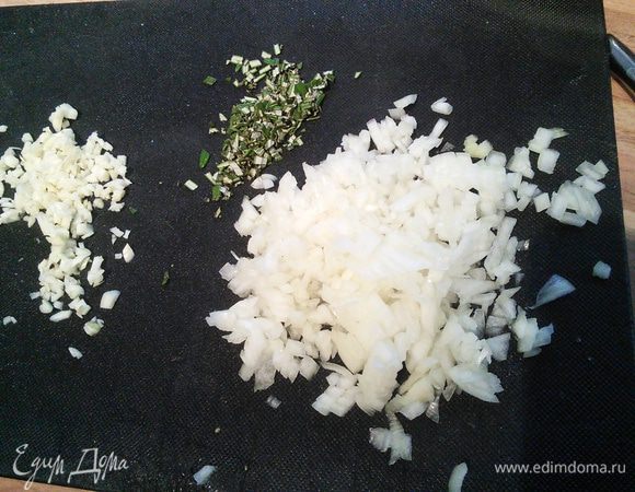 Мелко нарезать лук и чеснок, порубить розмарин. 