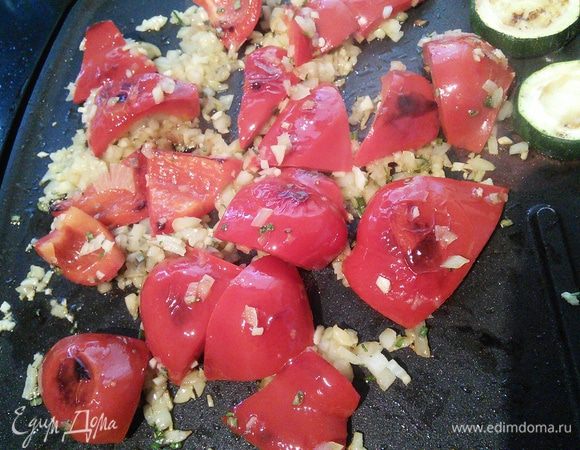 Добавить ложку оливкового масла и поджарить лук с чесноком и розмарином. 