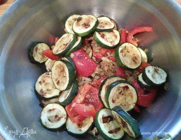 Готовые овощи сложить в миску. Посолить и поперчить. Охладить. 