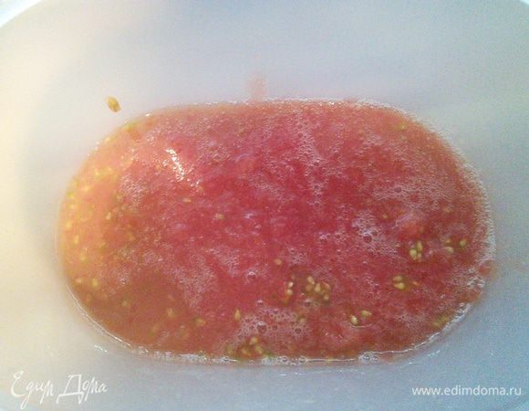 Приготовить заправку: для этого смешать бальзамический уксус с сахаром, солью, перцем и оливковым маслом, взболтать до образования эмульсии. Две из пяти помидор разрезать на половину, остальные на четвертинки (помидорки маленькие). Две разрезанные пополам натереть на тёрке и влить сок и мякоть помидоров в заправку. Ещё раз взболтать.  