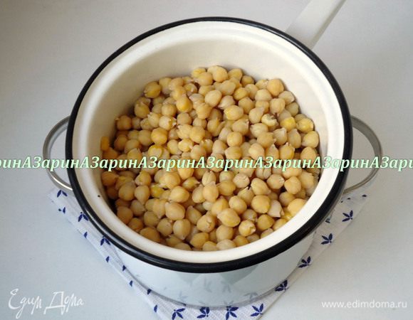 Готовый нут не должен развариться, но должен быть мягким внутри при надавливании на него. Нут откинуть на дуршлаг, дать стечь отвару.
