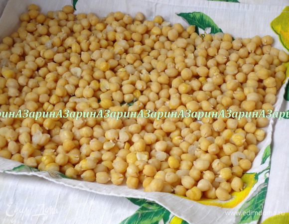 Когда отвар стечет, разложить нут на противне, застеленном полотенцем, и дать остыть. Отвар можно не выливать, он пригодится для приготовления различных соусов, хумуса или для выпечки.