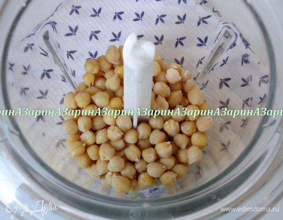 Остывший вареный нут пюрировать в измельчителе или блендере.
