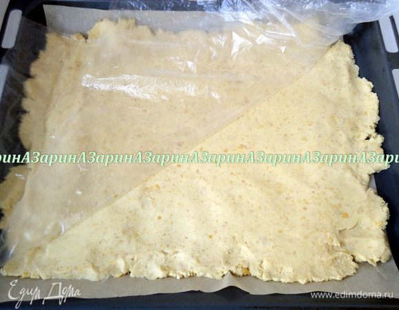 Нутовую кашицу разложить на противне, застеленном пекарской бумагой в тонкий слой. *Я положила сверху пленку и с помощью её распределила нут по противню. 
Противень поставить в разогретую до 100С духовку с конвекцией примерно на 2 часа. Дверь духовки желательно немного приоткрыть, подложив что-нибудь, чтобы выходил пар.