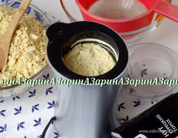 Теперь сухую нутовую крошку смолоть в кофемолке в муку.