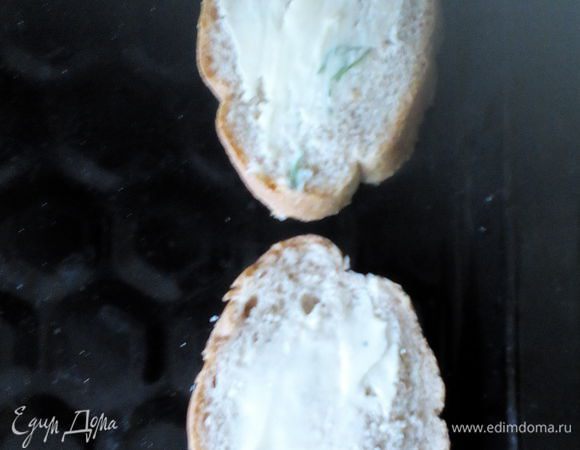 Намазываем с обеих сторон маслом и укладываем на противень 13 кусочков