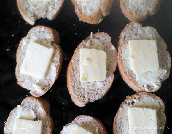 Режем ломтиками сыр (тот, который вы любите для запекания) и укладываем сверху масла.