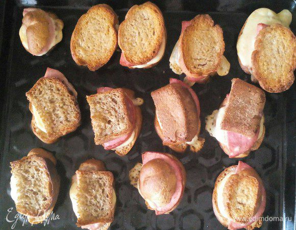 Отправляем в разогретую до 200 гр (можно и меньше) духовку на 15-20 мин до зарумянивания. Я достала, отодвинула кусочек хлеба: на фото видно, что сыр уже расплавился.