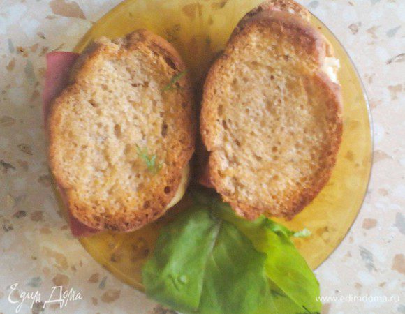 Не сильно горячие бутерброды упаковываем "ссобойки" или подаём со свежим листиком салата.
Приятного аппетита!