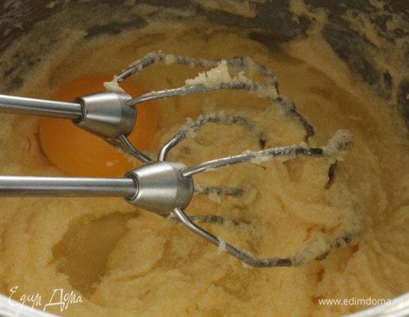 Все продукты должны быть комнатной температуры, поэтому надо заранее достать их из холодильника. Сливочное масло растереть с сахаром на малых оборотах миксера. По одному добавить яйца.