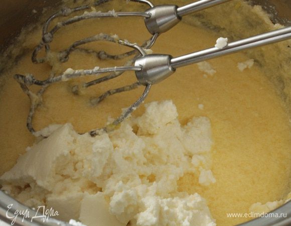 Добавить сливочный творожный сыр. У меня был сыр в ведерке.