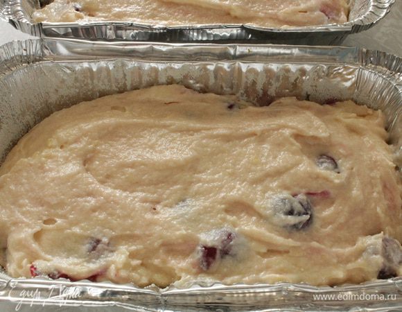 Форму для выпекания смазать маргарином, посыпать манкой, излишки стряхнуть. Аккуратно распределить тесто. Я испекла два небольших кекса.