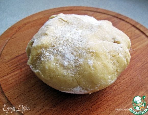 Из муки, мягкого сливочного масла, сахара, ванилина и сметаны замесить тесто. Убрать его в холодильник.