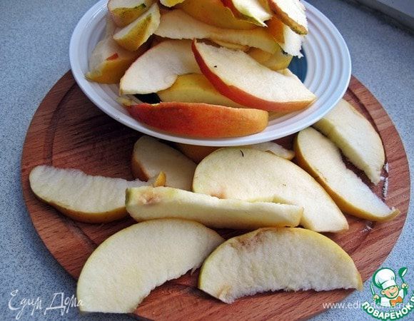 Яблоки лучше брать сладкие, твердых сортов. Яблоки очистить, удалить сердцевину и нарезать дольками.