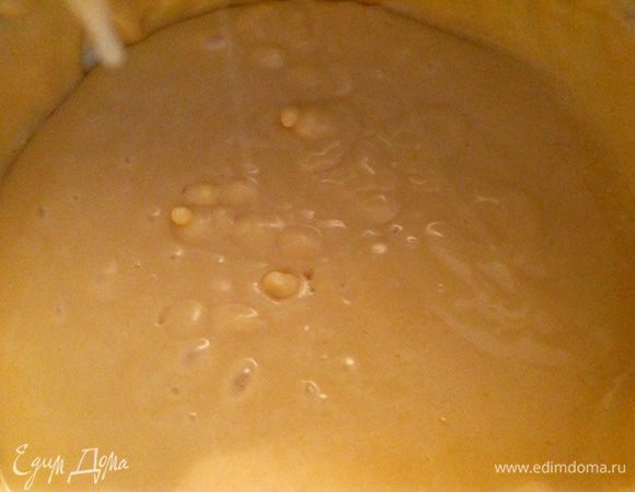 Белое тесто: 3 яйца взбить с 100 гр сахара + 1 чайная ложка соды + 1 щепотка соли + 100 гр растопленного сливочного остывшего масла + 200 гр просеянной муки. Выпекаем корж в форме размером 25*30 см при температуре 180 градусов минут 25-30.