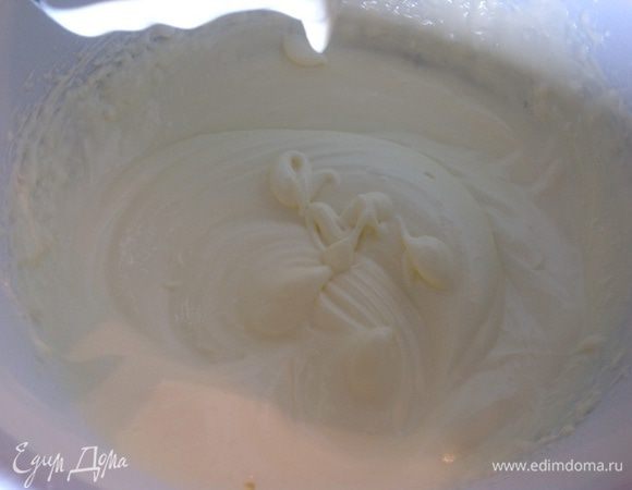 Пока допекается второй корж делаем крем: банка сметаны (400гр) взбиваем с 6-7 ст ложками сахарной пудры, пудру можете добавлять постепенно, регулируя уровень сладости какой вам подходит больше. Крем получается достаточно густой.