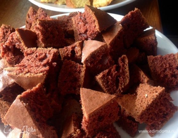 Коржи спеклись, остыли, разрезаем их на произвольные кусочки.