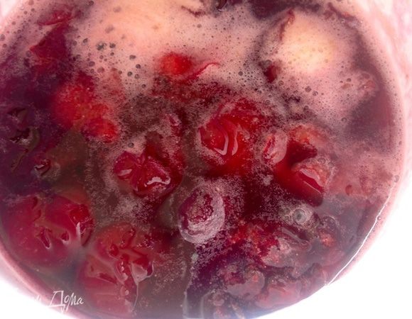 Делаем пропитку для коржей: 2 ст ложки воды + 2 ст ложки сахара + несколько вишенок, вскипятить и дать остыть.