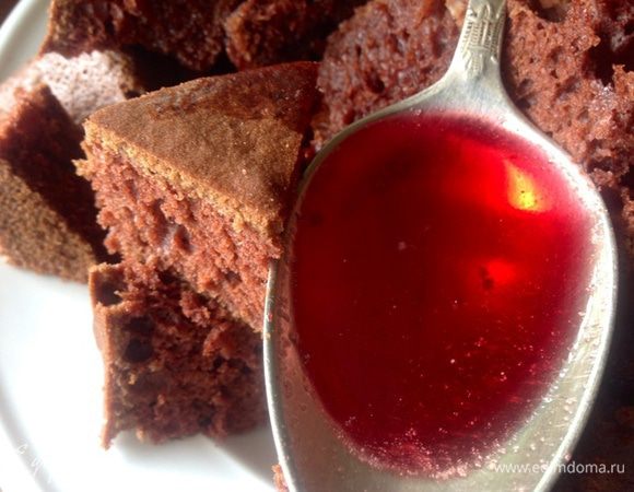 Пропитываем коржи и даем чуть постоять.