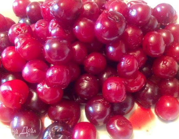 Вишню очистили от косточек.