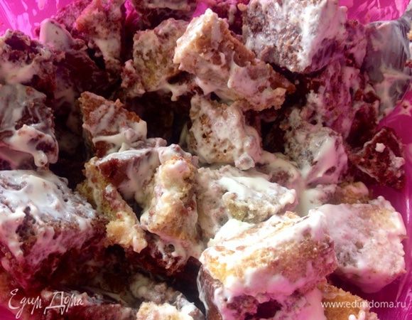 Пропитанные кусочки коржей поэтапно перемешиваем с кремом.