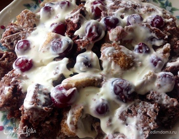 Перемешанные с кремом кусочки коржей и белых и черных, выкладываем на большое блюдо, посыпаем вишней без косточек и смазываем небольшой порцией крема. Так мы собираем торт до тех пор, пока не закончатся кусочки коржей.