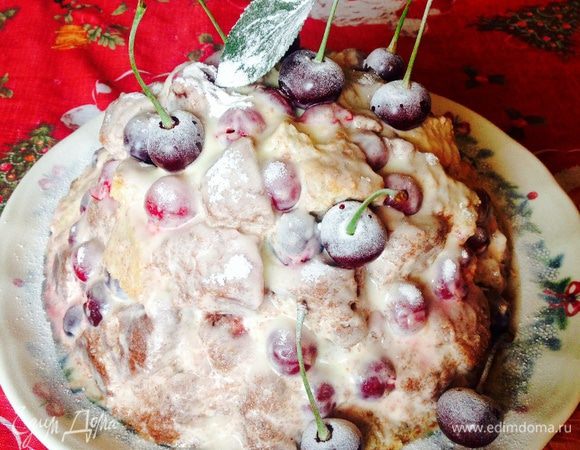 Вот так выглядит собранный торт, сверху присыпаем сахарной пудрой, для украшения свежая вишня.
Даем ему настояться в холодильнике ночь.
Вкусный торт со свежей вишней к вашему чаю готов :-)