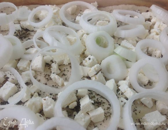 Поверх брынзы - белый лук, порезанный кольцами.