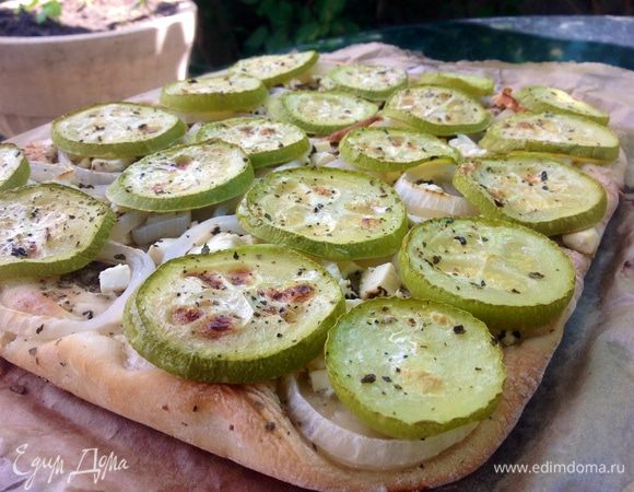 25-30 мин в духовке при температуре 180-200 градусов и пицца готова,
пахнущая базиликом, но со вкусом наших родных кабачков, может даже с родного огорода :-)
Приятного аппетита :-)