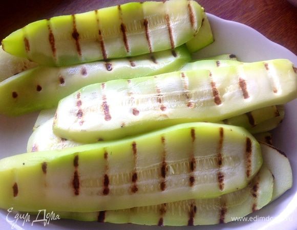 В двустороннем гриле или на сухой сковороде напечь порезанные в длину кабачки (без шкурки).