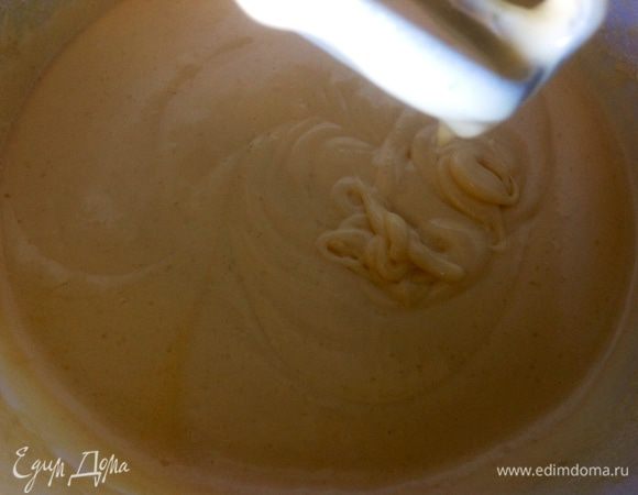 Тесто: яйца взбиваем с сахаром + соль, ванильный порошок, сода, растопленное масло, мука.