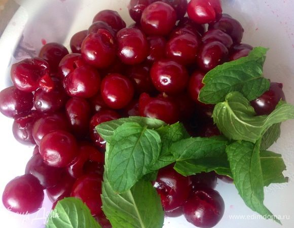 Вишню промыли, отделили от косточек, листки свежей мяты тоже промыли.