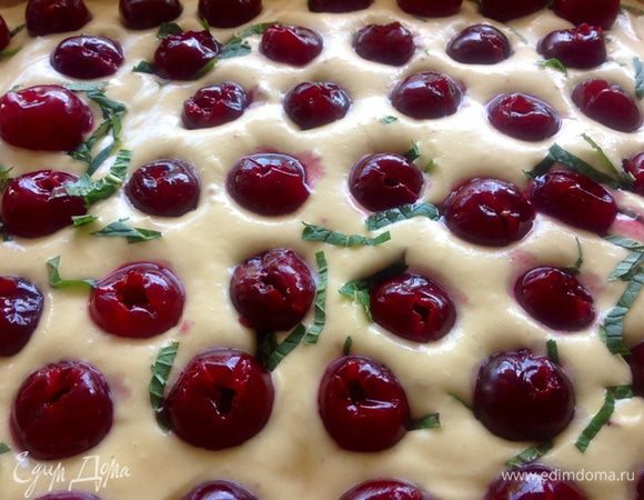 Вдавливаем вишенки отверстием кверху, чтобы сок меньше стекал.