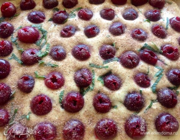 Посыпаем сверху сахаром, перемешанным с молотой корицей, и отправляем в духовку на 180-200 градусов на 30-35 мин.
