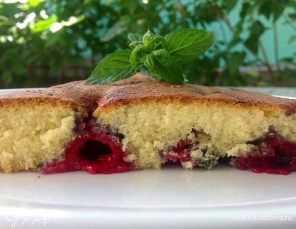 Он не выходит очень высоким, но все равно по ощущениям он какой-то воздушный.
Быстро, легко и вкусно.
Мятно-вишневый пирог к вашему мятному чаю :-)
Приятного аппетита :-)