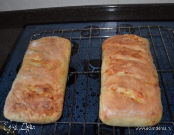 Поставить формы в разогретую до 250 гр. духовку, обрызгать ее стенки из пульверизатора и уменьшите температуру до 210 гр. Пеките 15-20 минут, пока верхняя корочка не станет золотистой. Вынуть буханки из форм и удостовериться, что низ тоже зарумянился. Если этого не произошло, вернуть их в духовку на несколько минут уже без форм. Охладить на решетке. 