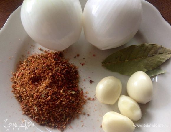 У меня была свиная филейка, вы можете взять любое мясо, которое предпочитаете. Приготовим на тарелке лук, чеснок, лавровый лист и специи для шашлыка.