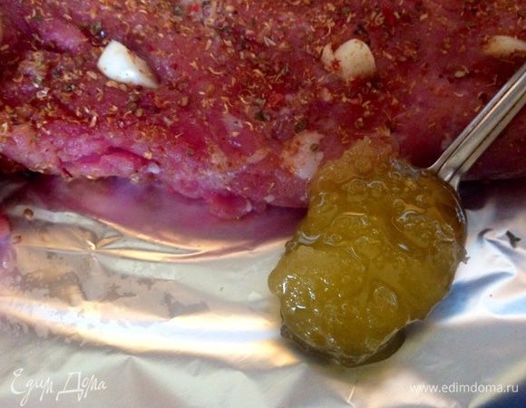 Обмазываем мясо медом, как минимум 2 чайных ложки можно и чуть больше.