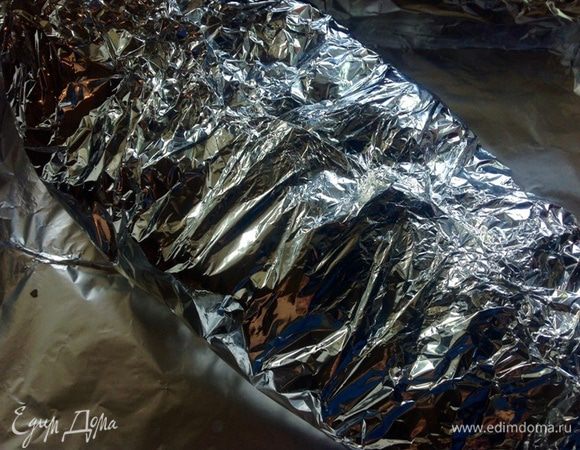 Плотно закрываем фольгу со всех сторон, повторяю, чтобы сок не вытек!
В таком закрытом виде на 1 час в духовку при температуре 200 градусов.